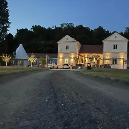Kinizsi Udvar Apartmanhaz *