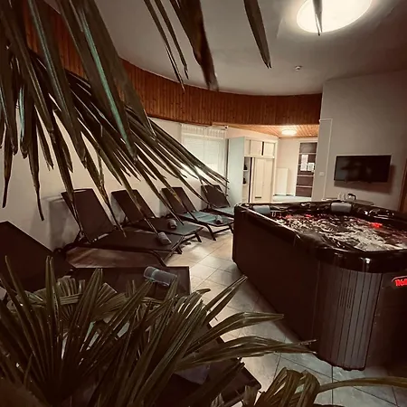 Kinizsi Udvar Apartmanhaz Балатонбоглар