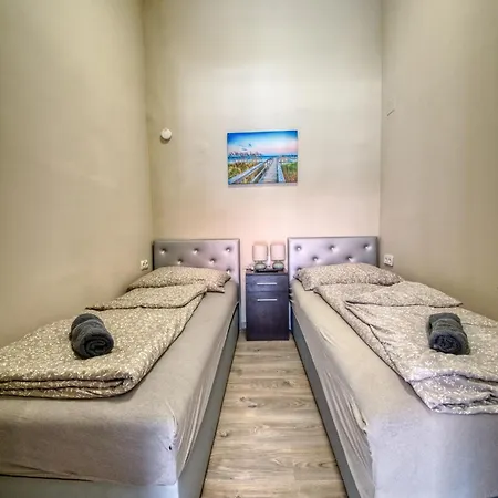 アパートホテル Kinizsi Udvar Apartmanhaz Balatonboglár
