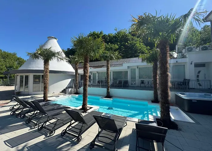 Kinizsi Udvar Apart Otel 3*